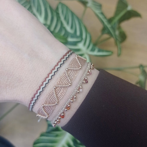 BASIC HANDMADE BRACELET IN RED, BLACK AND BEIGE TONES