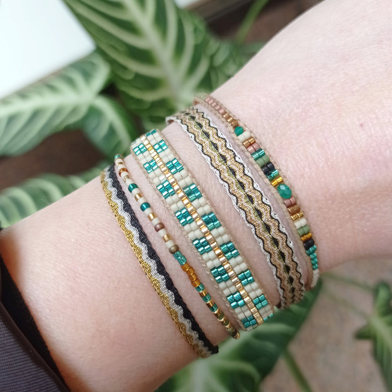 Handwoven in Colombia, this feminine bracelet features a single row of Japanese glass beads.  Wear this stylish bracelet alone or as a part of a bracelet layering combination, with your favourite jeans & t-shirt!  Details:  - Japanese glass beads  - Width: 2mm  - Adjustable bracelet 