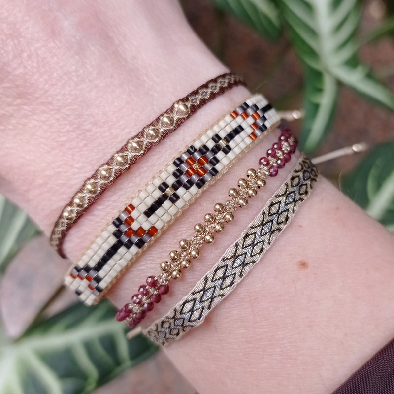 Details:      Women bracelet     Handemade bracelet      Japanese glass beads     Adjustable bracelet     Width 9mm     Can be worn in the water