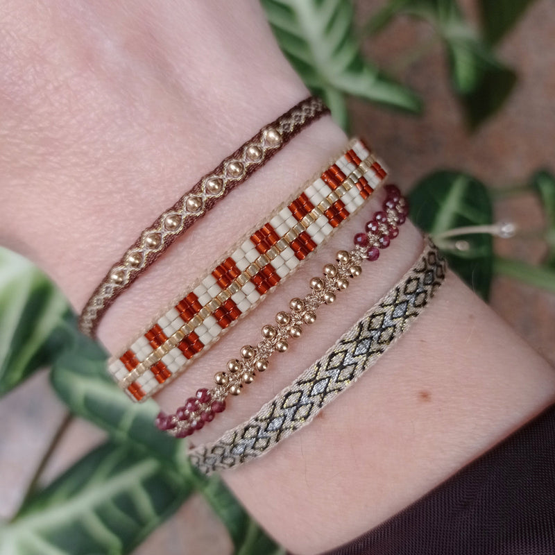 HANDMADE GLASS BEADS BRACELET IN BEIGE, GOLD AND COPPER TONES