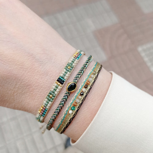 Delicate & feminine, this bracelet is handwoven using metallic gold and green threads and features a green onyx precious stone centrepiece. Onyx stones are symbols of happiness.  Wear it with your favourite accessories all season long, and with its adjustable pull cord you will always have the perfect fit!  Details:  - Onyx precious stone  - Vermeil setting   -Metallic threads  -Adjustable bracelet 
