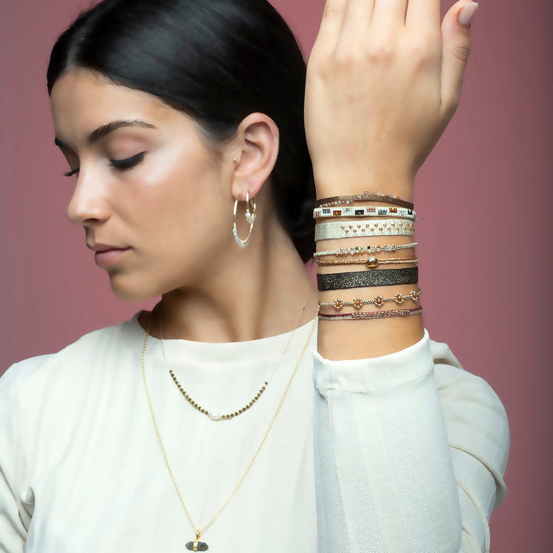 Wear it with your favourite accessories all season long, and with its adjustable pull cord you will always have the perfect fit!  Details:  - Hessonite precious stone  - Vermeil setting   -Metallic threads  -Adjustable bracelet   -Take care of your jewellery by keeping it dry and avoid spraying fragrances directly on to it.   -It comes with a card and a gift box 