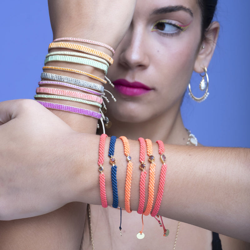Handwoven in Colombia, this feminine bracelet features a single row of Japanese glass beads.  Wear this stylish bracelet alone or as a part of a bracelet layering combination, with your favourite jeans & t-shirt!  Details:  - Japanese glass beads  - Width: 2mm  - Adjustable bracelet   -Can be worn in the water