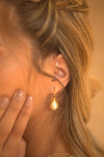 HANGING PEARL EARRINGS ON MODEL