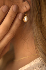 HANGING PEARL EARRINGS ON MODEL