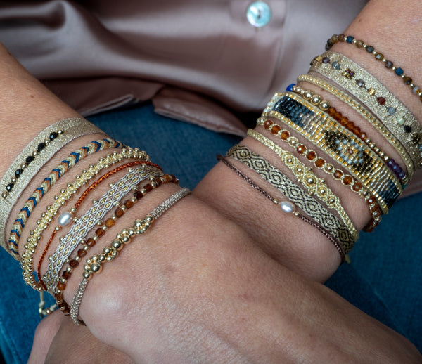 This delicate and beautiful bracelet is handwoven by our team of artisans using 14K gold filled beads and metallic threads.   You can wear it with your favourite bracelets all season long.   Details:  -14k gold filled beads details   -Adjustable bracelet  -Width: 4mm  -Can be worn in the  water