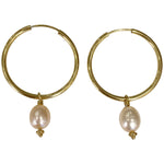 This gorgeus hoop earrings are so simple and femenine. Handmade by our team of master artisans using a vermeil hoop decorated with a delicated freshwater pearl.     Details:  - Handmade earrings  - 24k Gold vermeil Hoop on 925 sterling silver   -Hoop diameter: 25mm, lenght: 48 mm  -Freshwater pearls  -Vermeil Beads