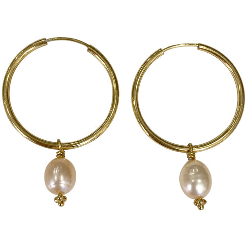 This gorgeus hoop earrings are so simple and femenine. Handmade by our team of master artisans using a vermeil hoop decorated with a delicated freshwater pearl.     Details:  - Handmade earrings  - 24k Gold vermeil Hoop on 925 sterling silver   -Hoop diameter: 25mm, lenght: 48 mm  -Freshwater pearls  -Vermeil Beads
