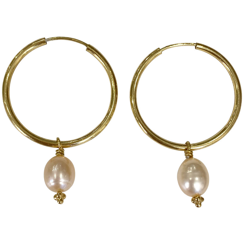 This gorgeus hoop earrings are so simple and femenine. Handmade by our team of master artisans using a vermeil hoop decorated with a delicated freshwater pearl.     Details:  - Handmade earrings  - 24k Gold vermeil Hoop on 925 sterling silver   -Hoop diameter: 25mm, lenght: 48 mm  -Freshwater pearls  -Vermeil Beads