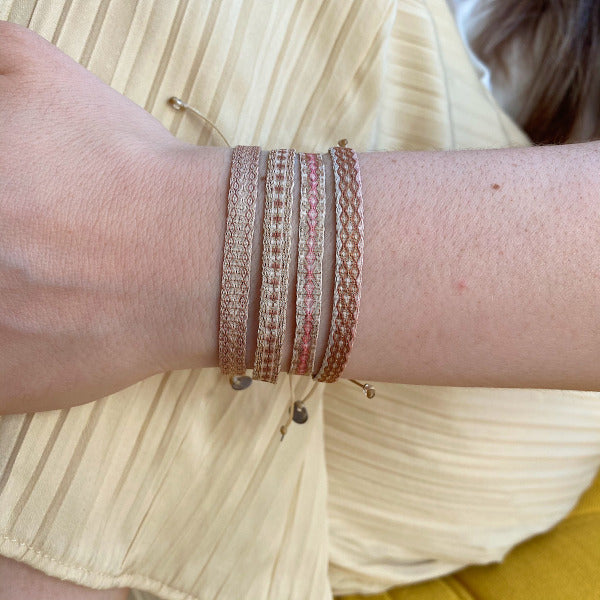 BASIC HANDMADE BRACELET IN PASTEL PINK AND COPPER
