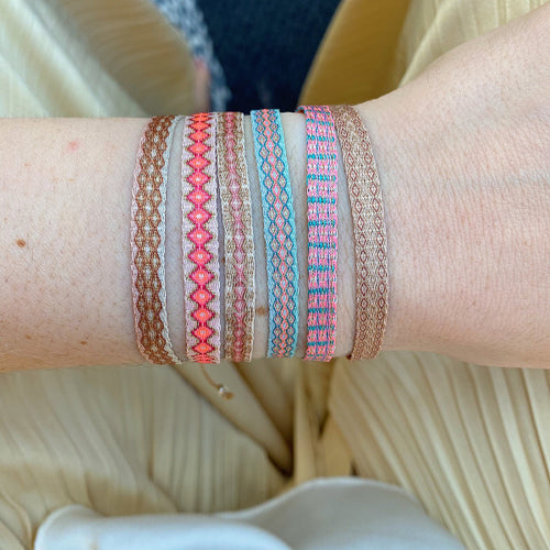 BASIC HANDMADE BRACELET IN PINK, BLUE AND GOLD