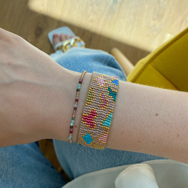 HANDMADE BRACELET WITH LEOPARD PATTERN IN PINK & GOLD TONES ON MODEL