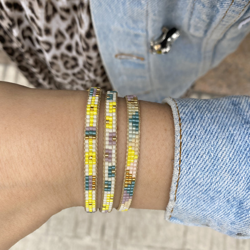 HANDMADE BEADED BRACELET IN BRIGHT AND BEIGE TONES
