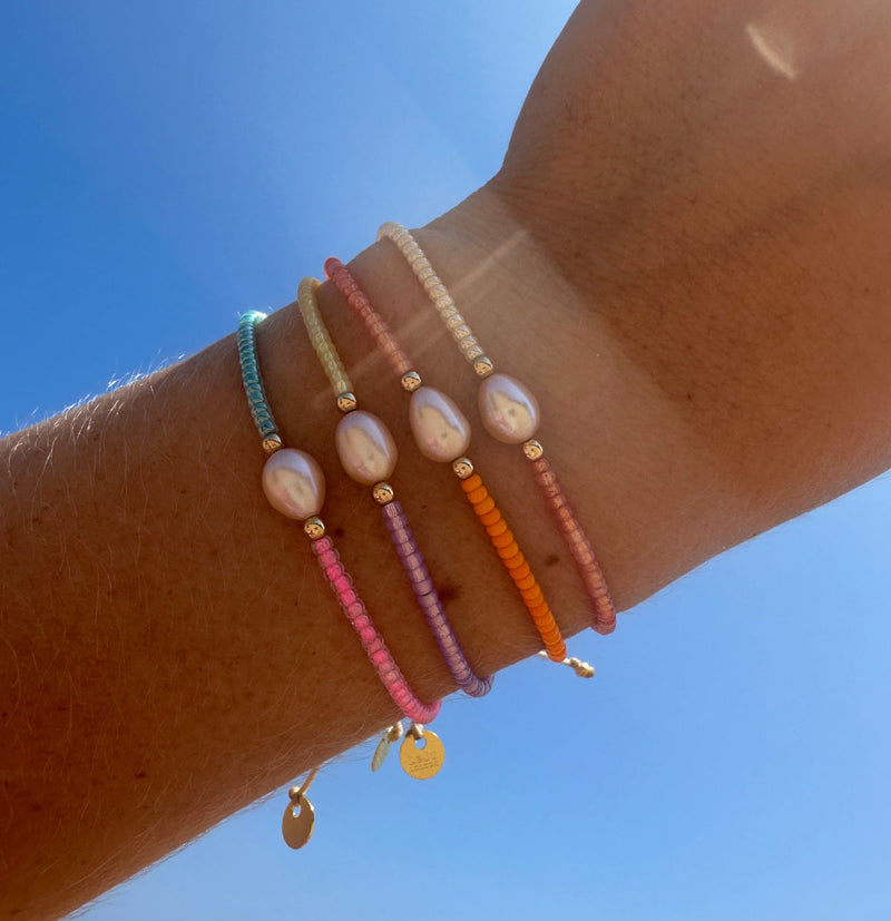 Make a confident statement with this beautiful handmade bracelet. This design is handwoven by our team of artisans using japanese glass beads,14k gold filled beads and a freshwater pearl.  This bracelet is elegant and femenine, making it the perfect accessory for any occasion.  Details  - Japanese glass beads   - 14 k gold filled beads  - Adjustable Bracelet  -Width: 2mm  -Can be worn in the  water