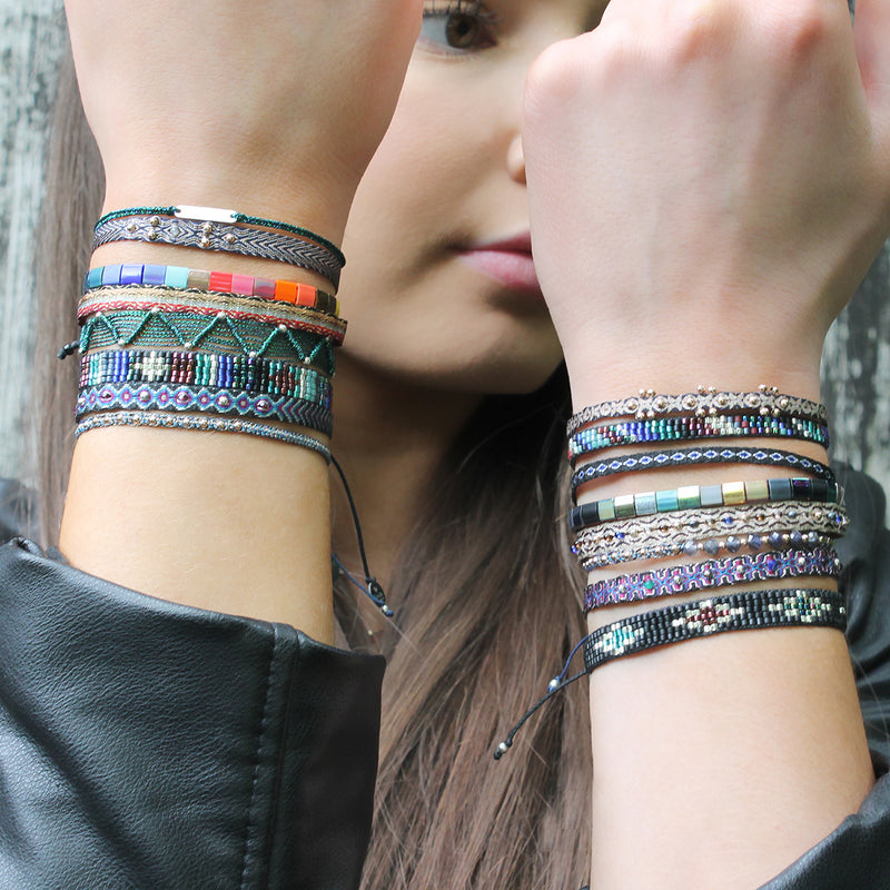 COLOURFUL HANDWOVEN BRACELET IN RED TONES AND SILVER DETAILS