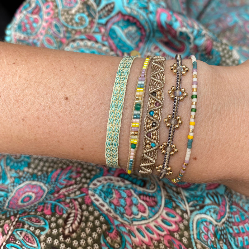HANDMADE SINGLE GREEN ONYX STONE BRACELET IN GOLD AND YELLOW TONES