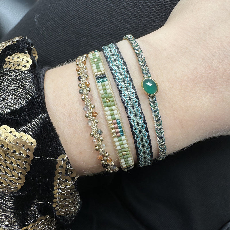 This cool bracelet is handwoven by our team of artisans in Colombia using Japanese glass beads.   Wear it with your favourite accessories !  Details:      Women Bracelet     Japanese glass beads     Handwoven adjustable bracelet     Width 5mm     Can be worn in the  water