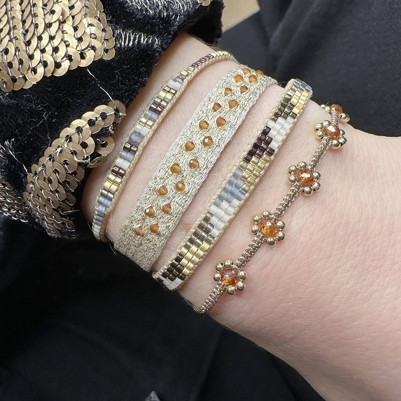 This cool bracelet is handwoven by our team of artisans in Colombia using Japanese glass beads.   Wear it with your favourite accessories !  Details:      Women Bracelet     Japanese glass beads     Handwoven adjustable bracelet     Width 5mm     Can be worn in the  water