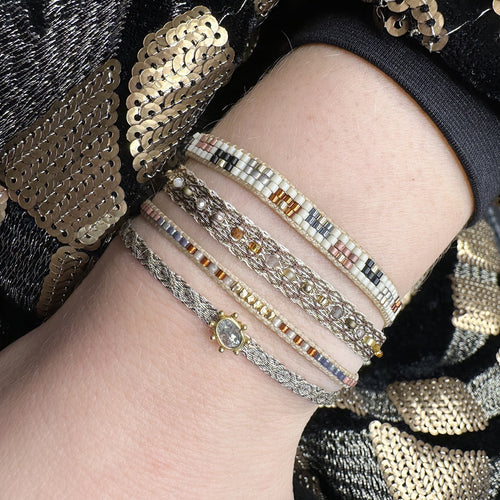 This cool bracelet is handwoven by our team of artisans in Colombia using Japanese glass beads.   Wear it with your favourite accessories !  Details:      Women Bracelet     Japanese glass beads     Handwoven adjustable bracelet     Width 5mm     Can be worn in the  water