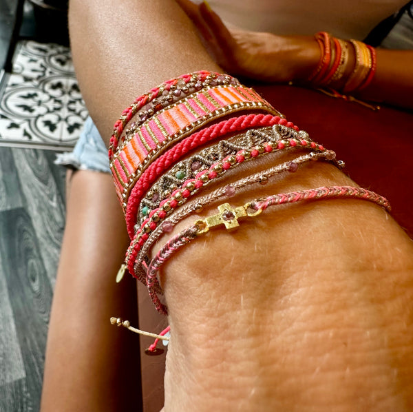 HANDWOVEN NEON-BEADS BRACELET IN PINK WITH GOLD BEADS
