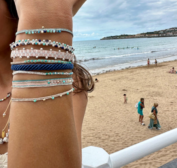 This LeJu bracelet has been handwoven in Colombia by our team of artisans using metallic threads featuring a 14K gold filled bead and intermixed semi-precious stones. Balancing the body, mind and spirit.  Details:  - Intermixed semi-precious stones  - 14 k gold filled beads  - Handwoven using metallic threads  - Width 2mm  -Women bracelet  - Adjustable bracelet  -Can be worn in the  water