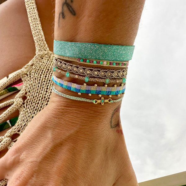 This delicate design is handwoven by our team of artisans in Colombia using metallic threads, amazonite semi-precious stones and 14k rose gold filled beads.  Wear it solo or with your favourite accessories!  Details:  -Handmade bracelet  -Women bracelet  -Metallic threads   -Amazonite semi-precious stones  -14k rose gold filled beads  -Adjustable bracelet   -Width: 3mm  -Can be worn in the water