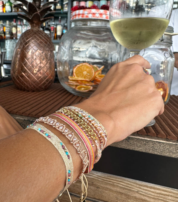 CURVE HANDMADE BRACELET IN NEON TONES WITH GOLD CHAIN DETAIL