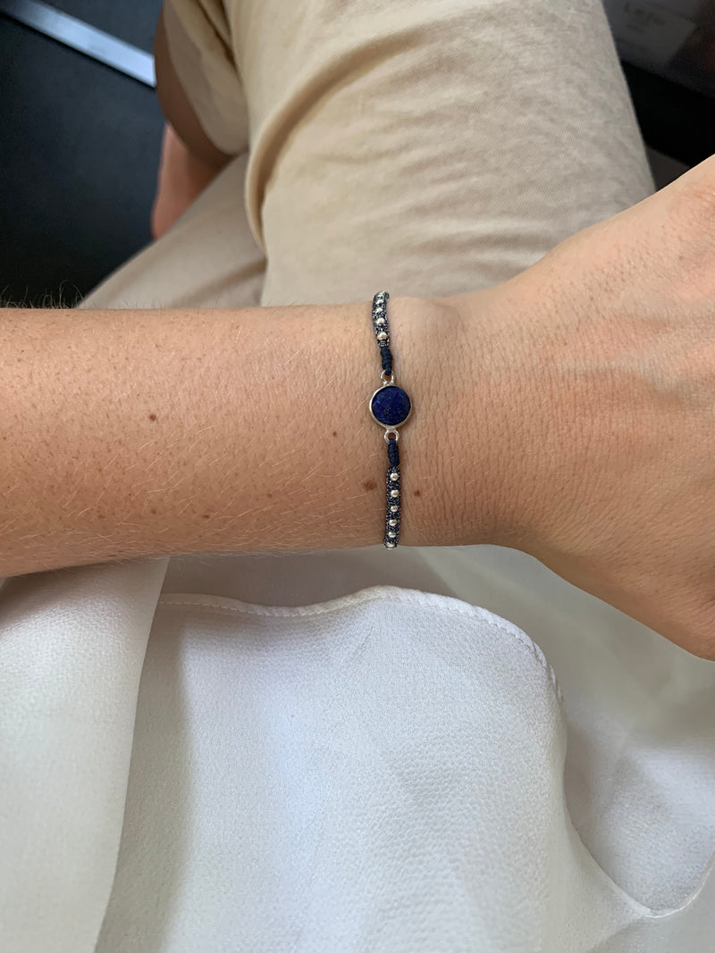 HANDWOVEN STONE BRACELET IN BLUE TONES WITH SILVER DETAILS