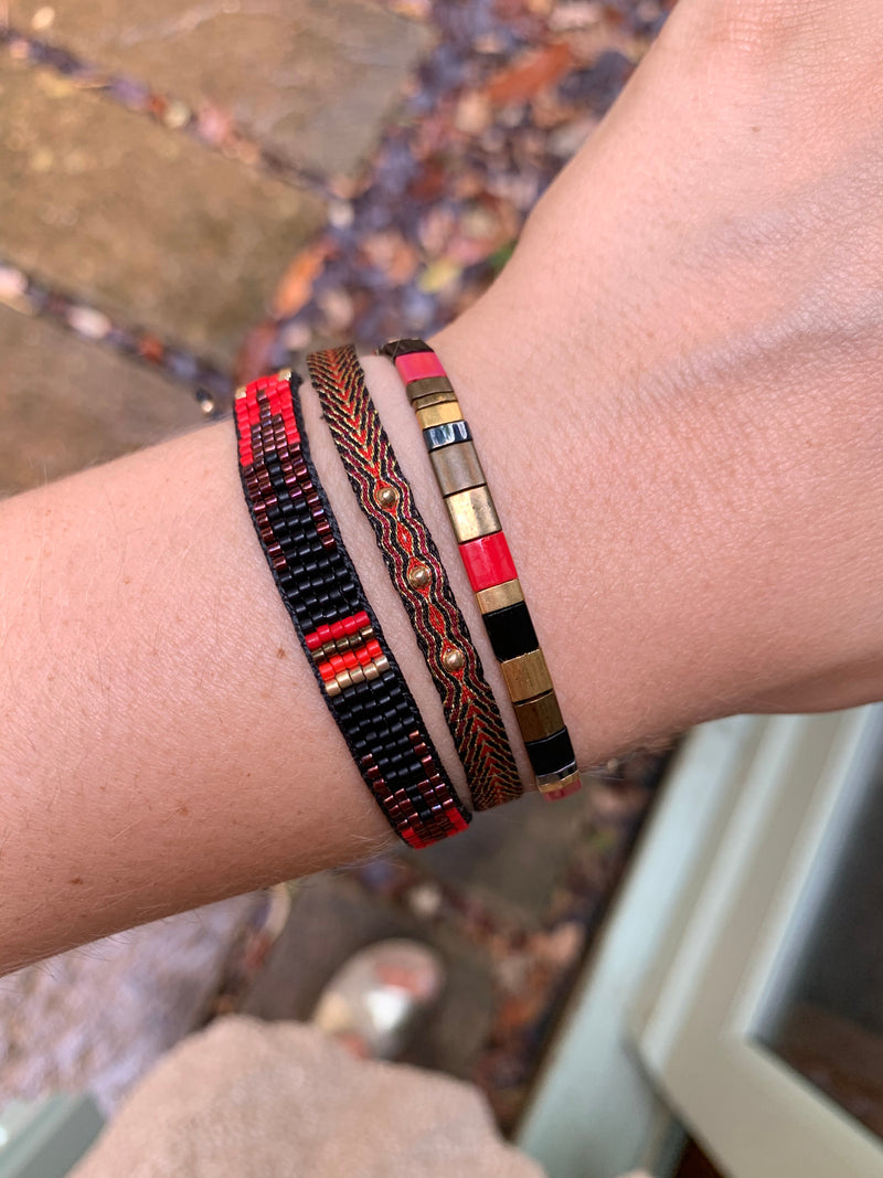 SET OF THREE BRACELETS IN BLACK GOLD AND RED TONES