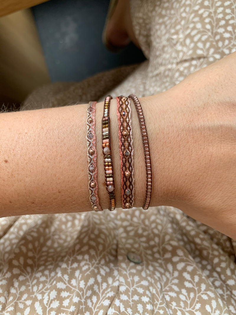 HANDWOVEN INTERMIXED BRACELET IN PINK TONES