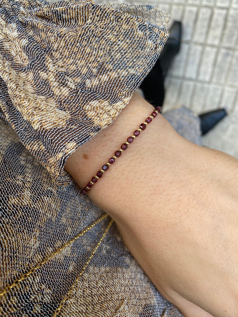 SCARLETT HANDMADE BRACELET FEATURING ALMANDITE STONES AND GOLD BEADS