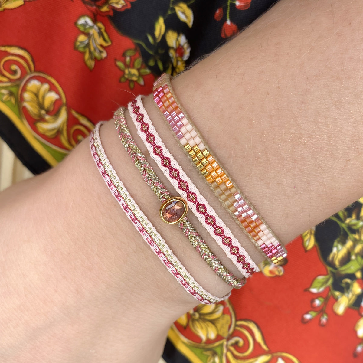 HANDWOVEN BASIC SPARKLE BRACELET IN PINK AND GOLD