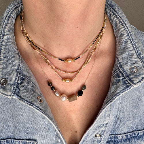 PEARL NECKLACE WITH GOLD DETAILS IN DARK TONES