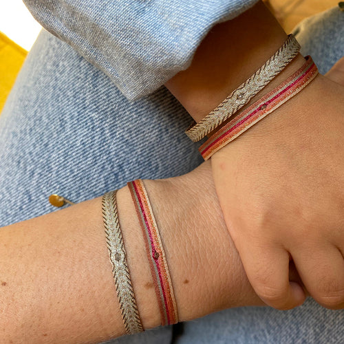 How nice is to match in style with the one who’s dearest to you. This handmade bracelet set belongs to the Mama & Me collection and is designed especially for mothers and daughters.  This bracelet is handwoven using polyester threads and features a grey diamond centrepiece .  Details:      Grey Diamond     Polyester threads     Adjustable bracelet     Width 6mm