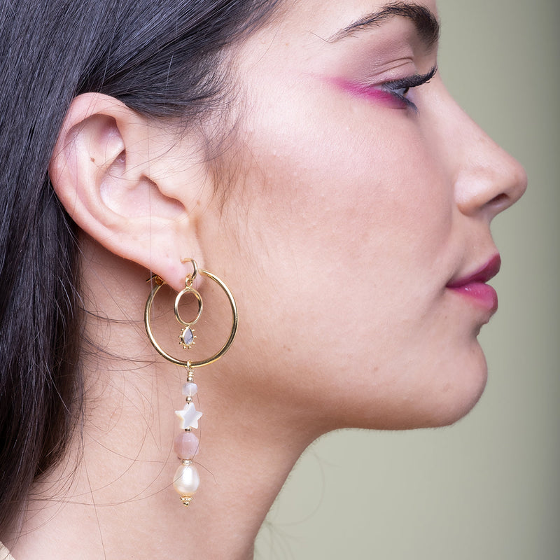 This gorgeus hoop earrings are so striking, sophisticated and sculptural. Handmade by our team of master artisans using a vermeil hoop decorated with peach sunstone semi-precious stones, mother of pearl stars and freshwater pearls.     Details:  - Handmade earrings  - 24k Gold vermeil Hoop on 925 sterling silver   -Hoop diameter: 25mm, lenght: 70 mm  -Peach sunstone, mother of pearl and freshwater pearls  -Vermeil Beads